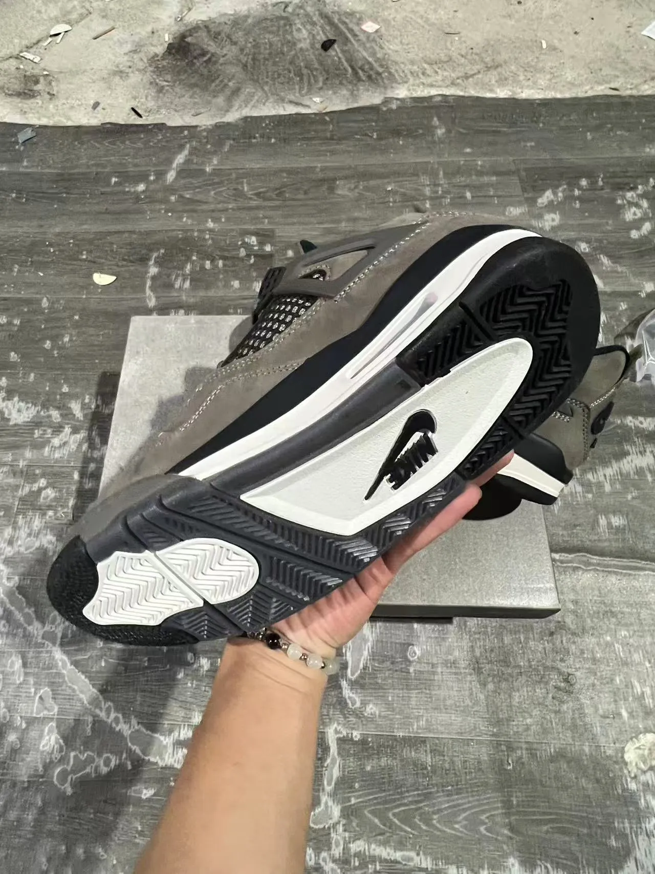 Air Jordan 4 Chaussures de Basketball en Daim Gris avec Cage Plastique Noire 6