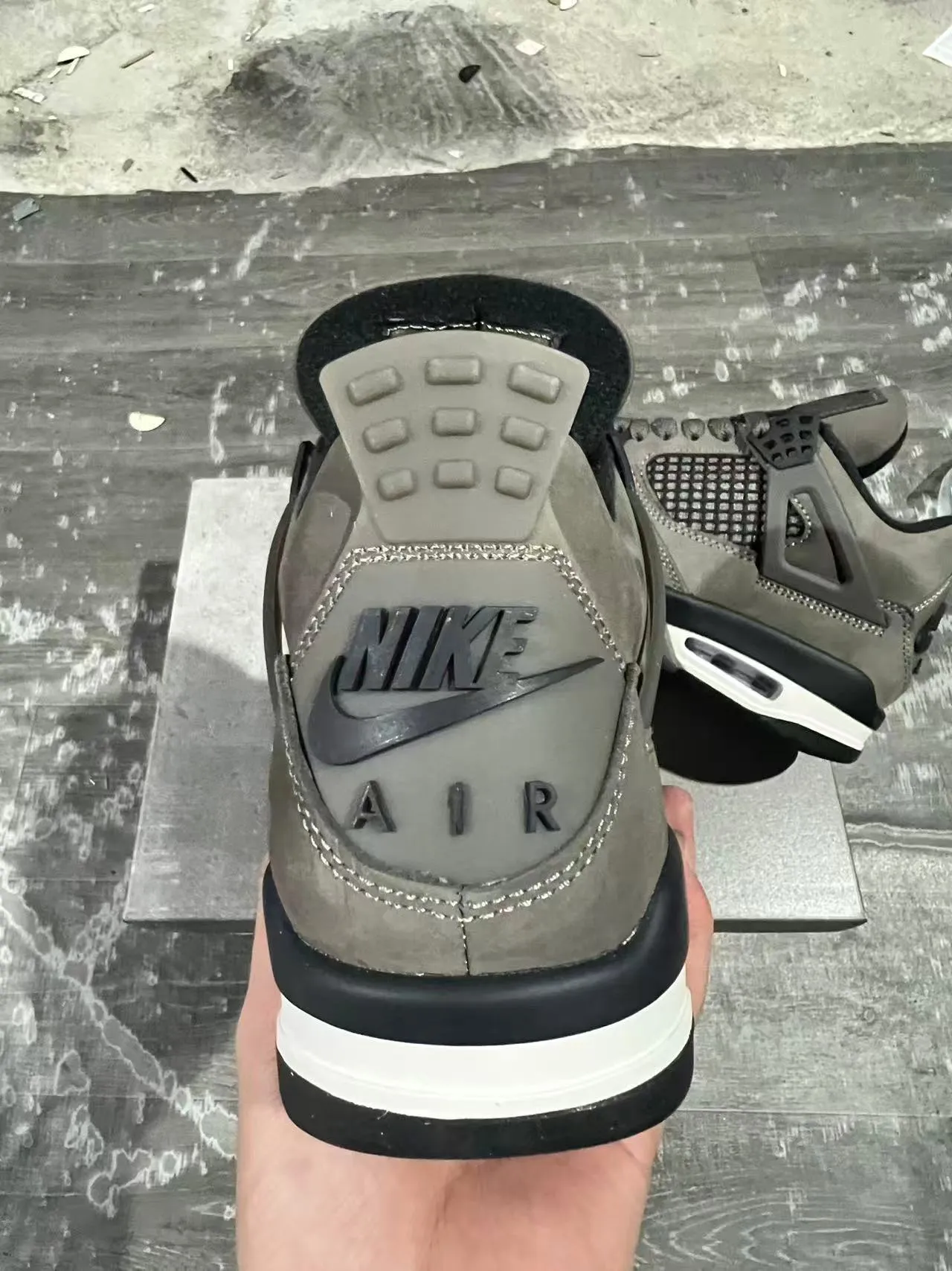 Air Jordan 4 Chaussures de Basketball en Daim Gris avec Cage Plastique Noire 8
