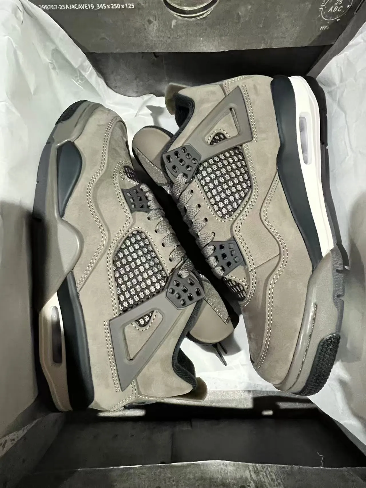 Air Jordan 4 Chaussures de Basketball en Daim Gris avec Cage Plastique Noire 9