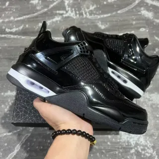 Tênis de basquete Air Jordan 4 Retro preto e branco brilhante