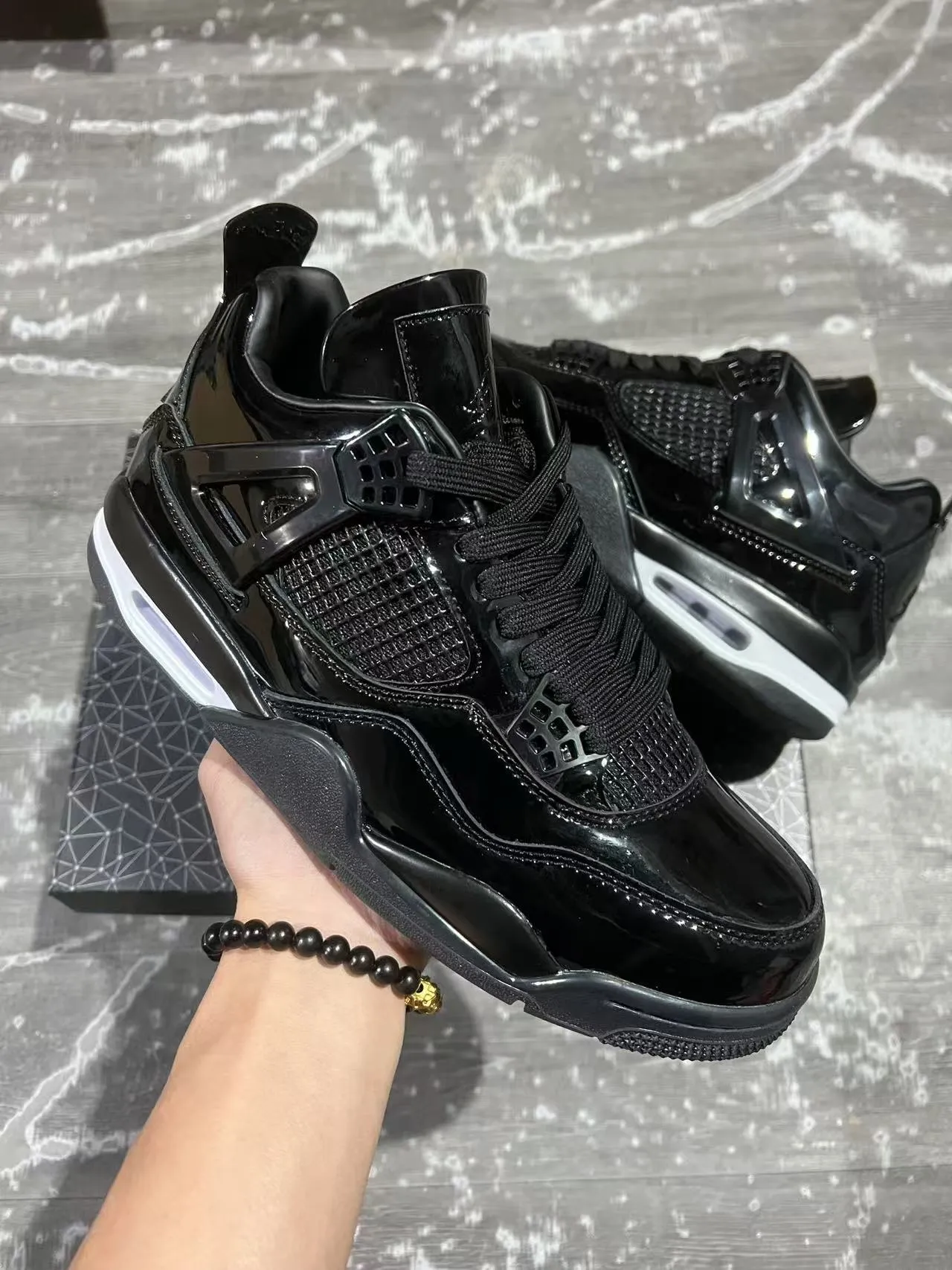 Chaussures de basketball Air Jordan 4 Retro noir et blanc brillantes 2