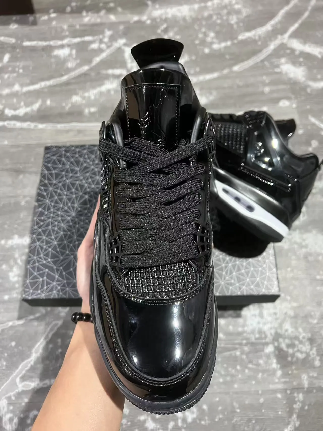 Chaussures de basketball Air Jordan 4 Retro noir et blanc brillantes 3