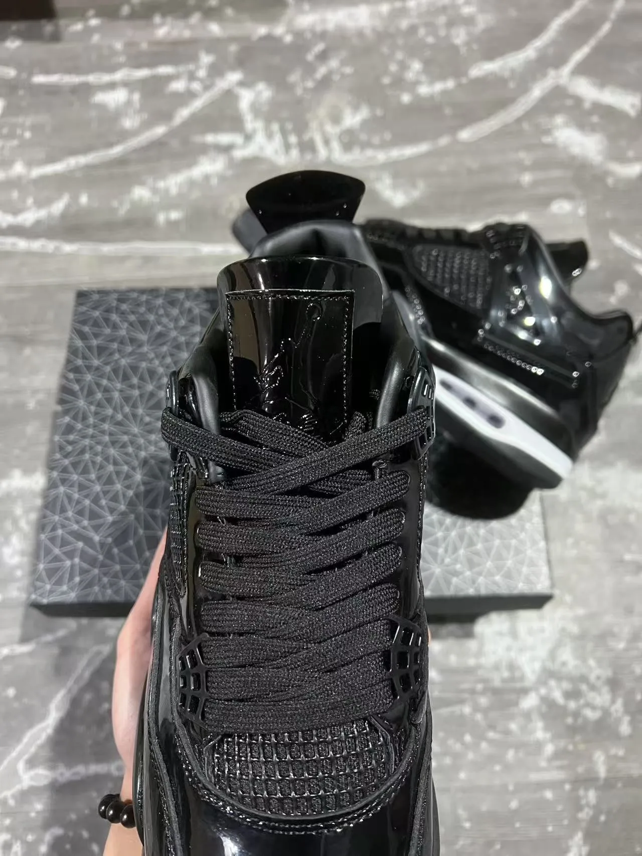 Chaussures de basketball Air Jordan 4 Retro noir et blanc brillantes 4