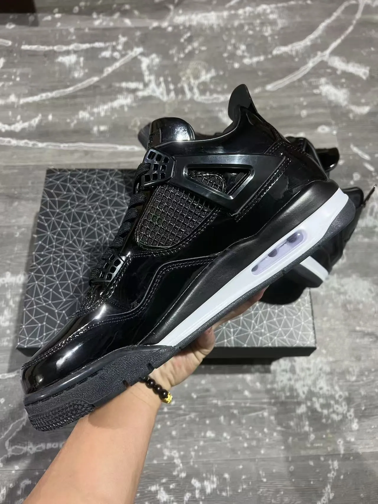 Chaussures de basketball Air Jordan 4 Retro noir et blanc brillantes 5