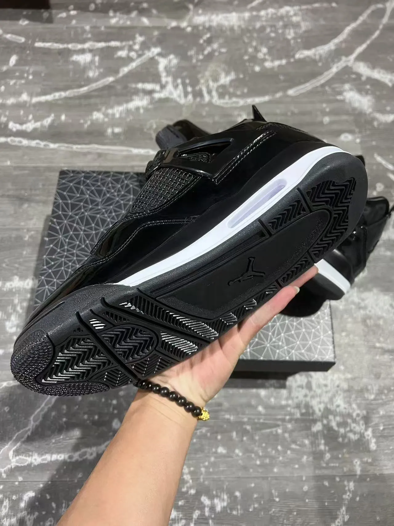Chaussures de basketball Air Jordan 4 Retro noir et blanc brillantes 6
