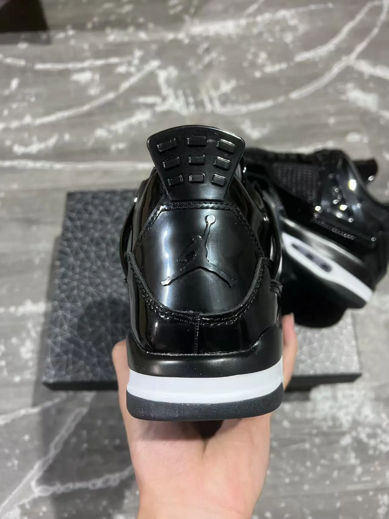 Chaussures de basketball Air Jordan 4 Retro noir et blanc brillantes 8