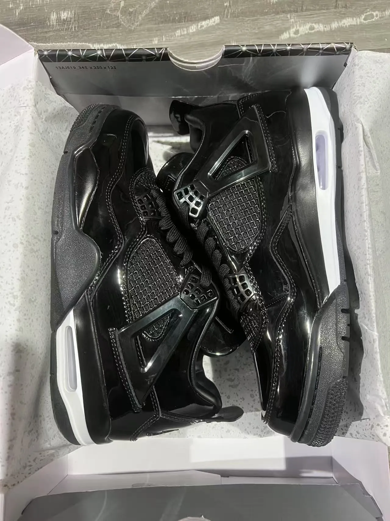Chaussures de basketball Air Jordan 4 Retro noir et blanc brillantes 9
