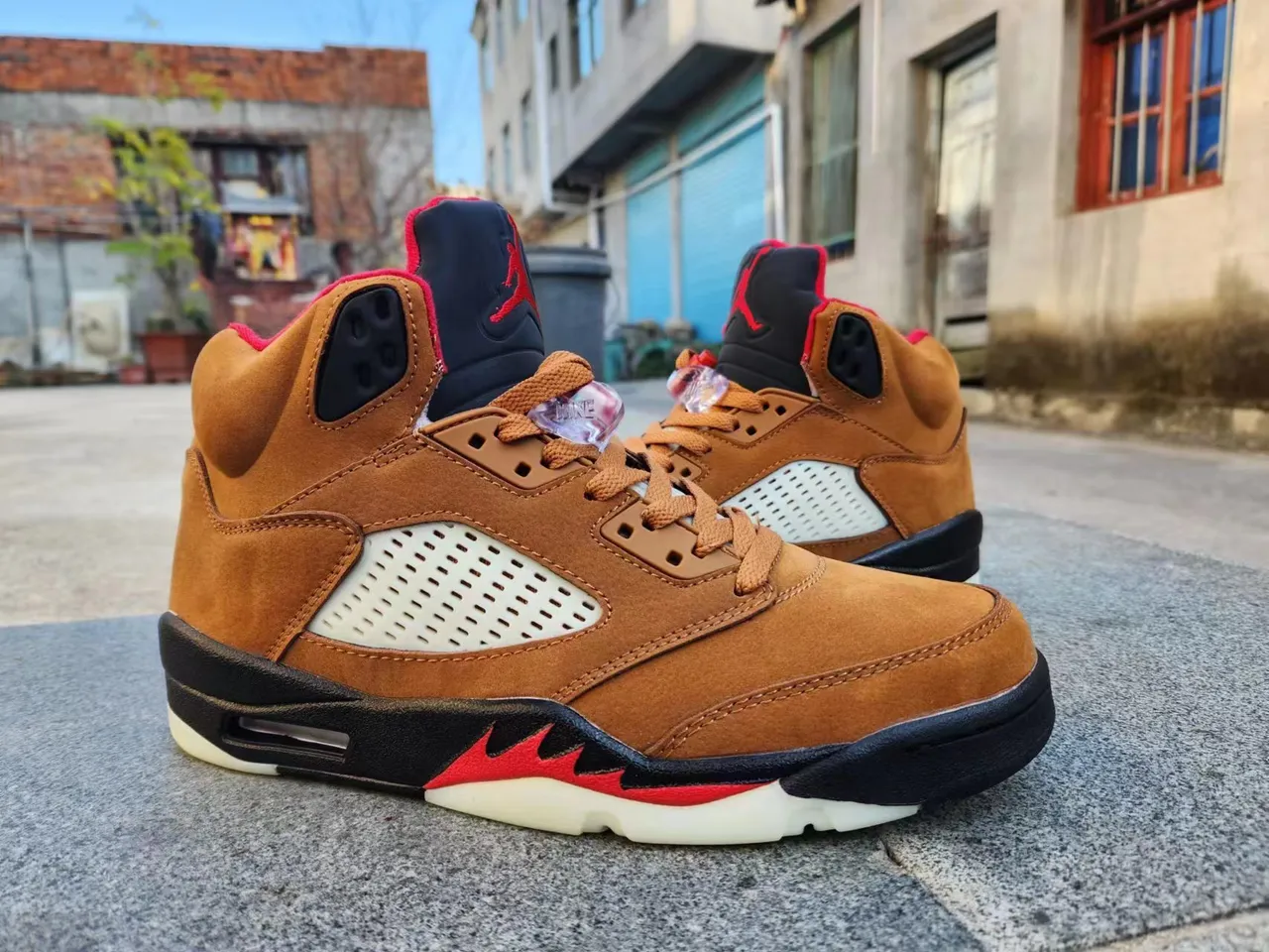 Chaussures de basketball Air Jordan 5 marron clair, marron, noir et rouge 2