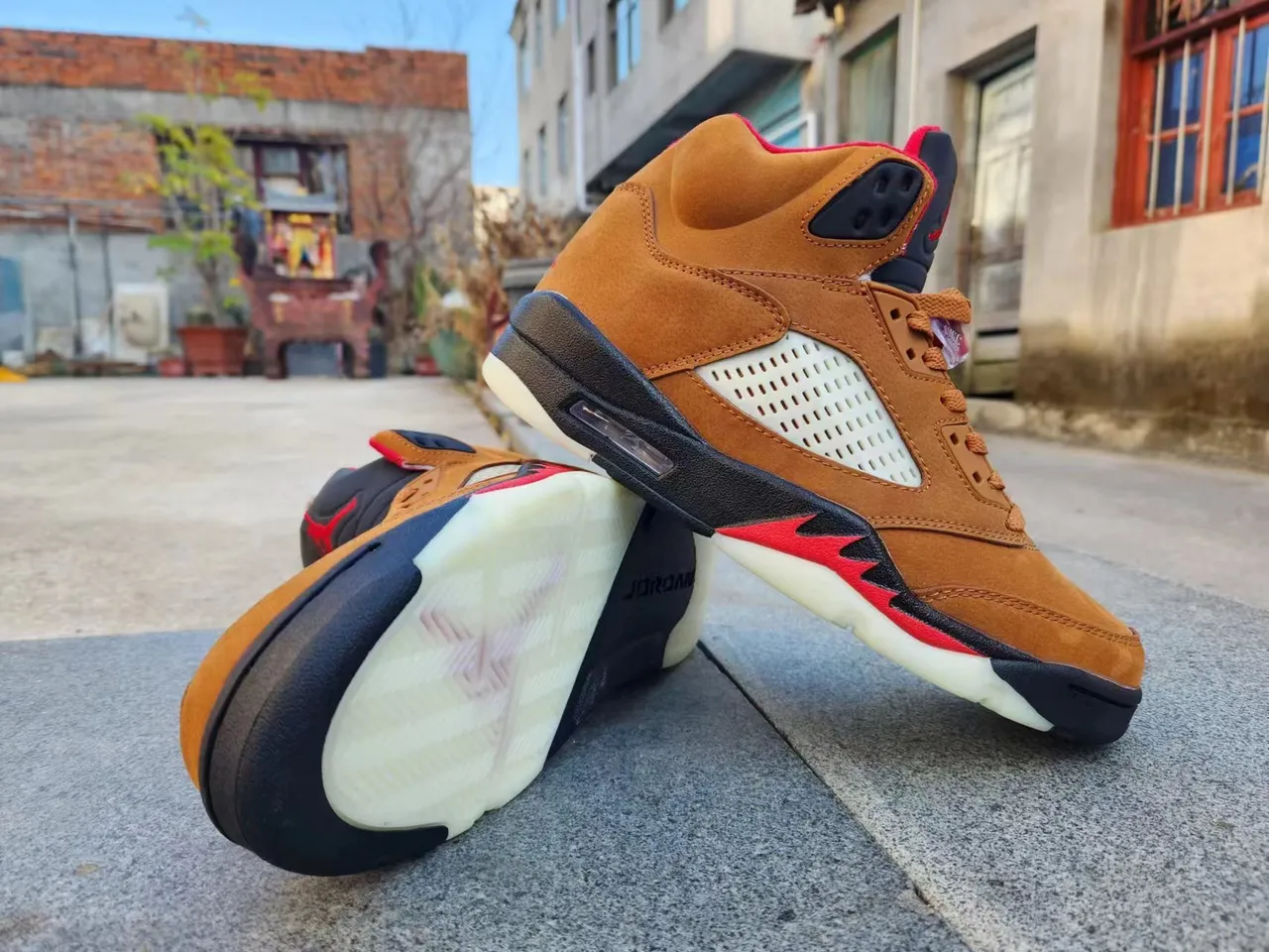 Chaussures de basketball Air Jordan 5 marron clair, marron, noir et rouge 3