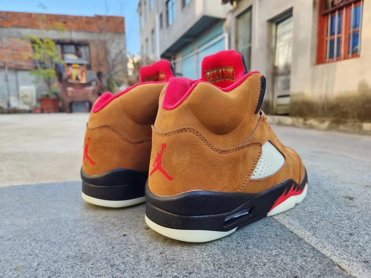 Chaussures de basketball Air Jordan 5 marron clair, marron, noir et rouge 4