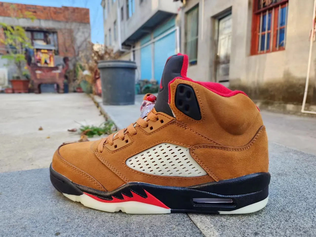 Chaussures de basketball Air Jordan 5 marron clair, marron, noir et rouge 5