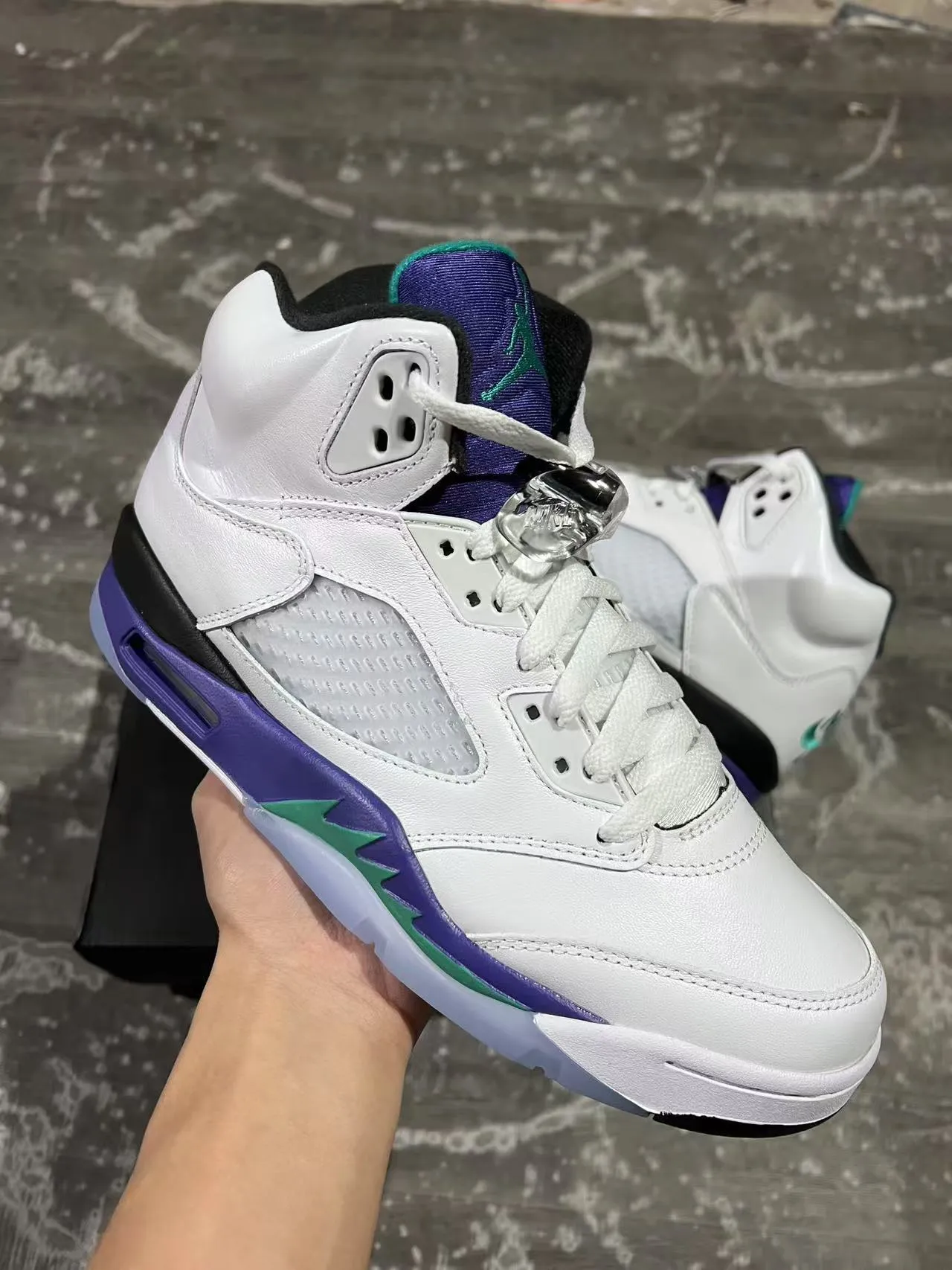حذاء كرة السلة Air Jordan 5 أبيض بنفسجي أخضر 2
