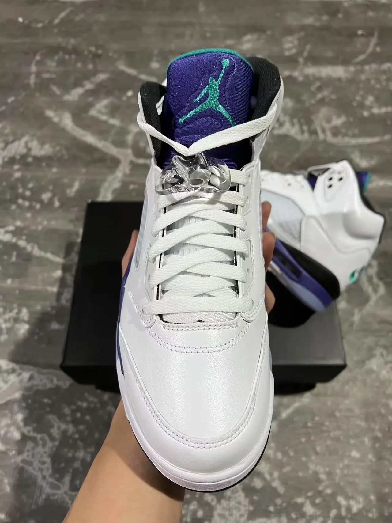 حذاء كرة السلة Air Jordan 5 أبيض بنفسجي أخضر 3