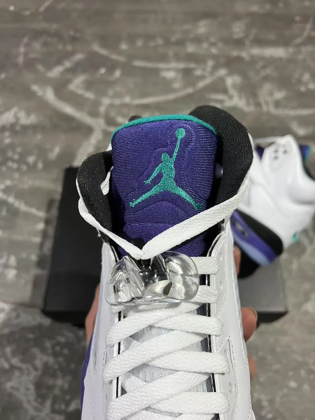 حذاء كرة السلة Air Jordan 5 أبيض بنفسجي أخضر 4