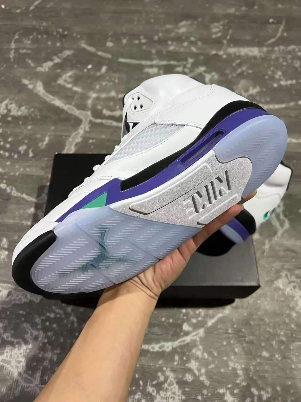 حذاء كرة السلة Air Jordan 5 أبيض بنفسجي أخضر 6