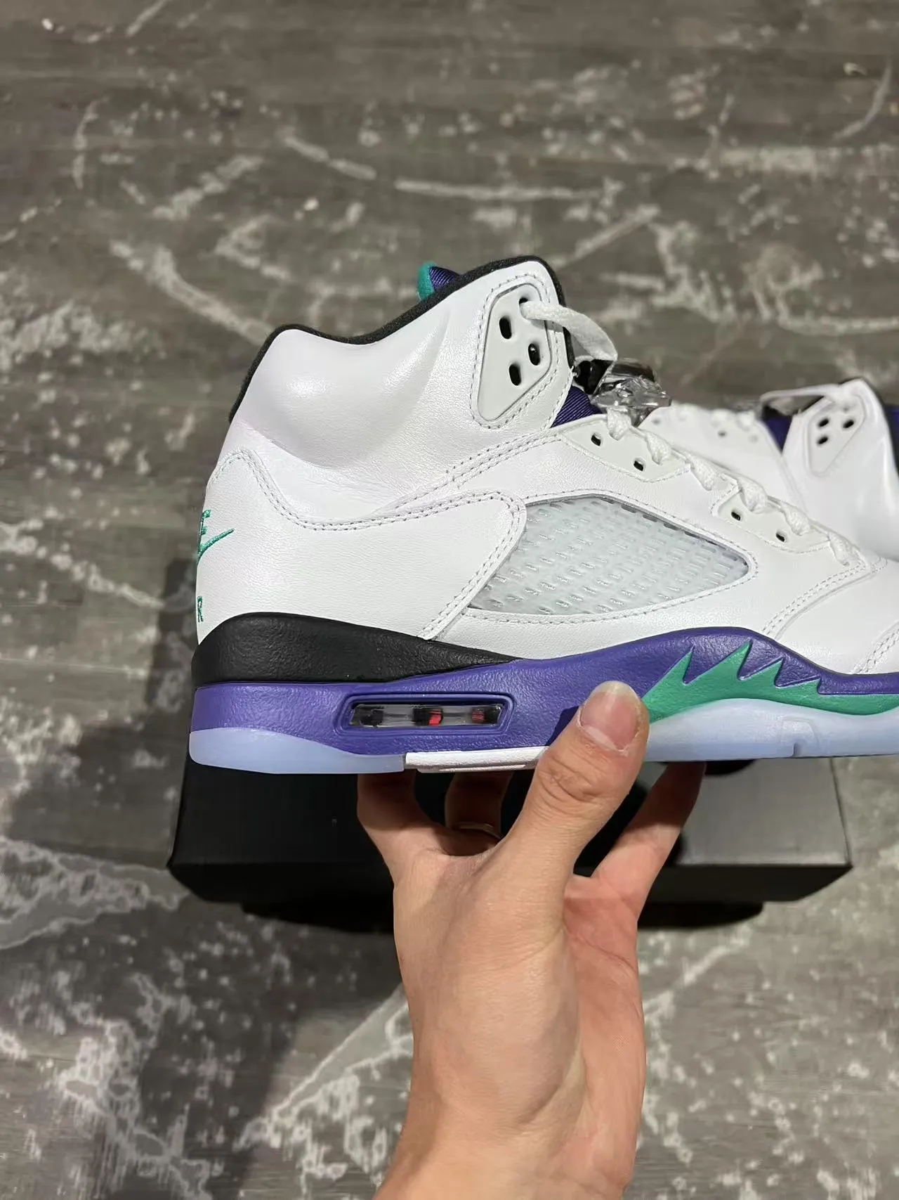 حذاء كرة السلة Air Jordan 5 أبيض بنفسجي أخضر 7