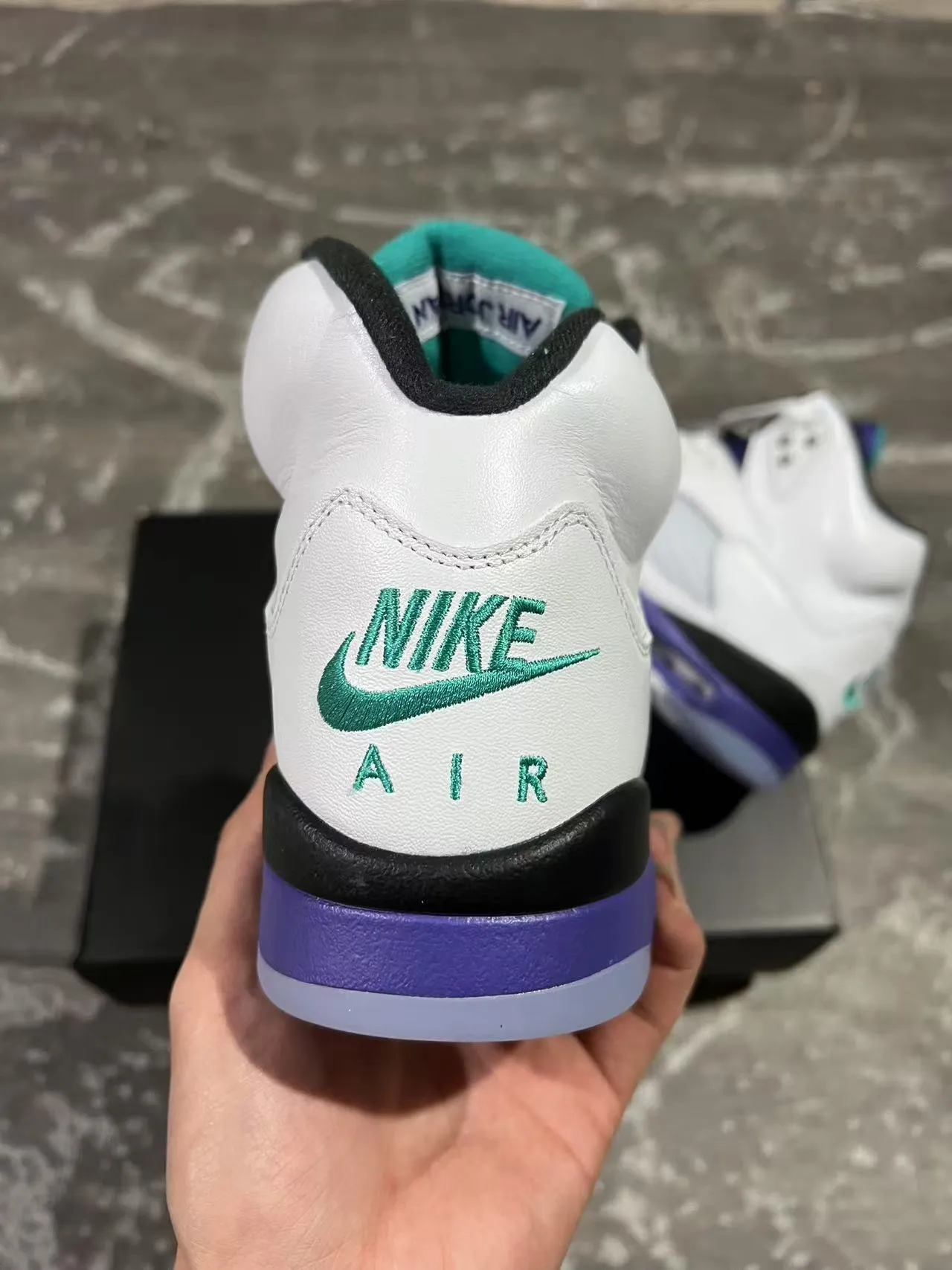حذاء كرة السلة Air Jordan 5 أبيض بنفسجي أخضر 8