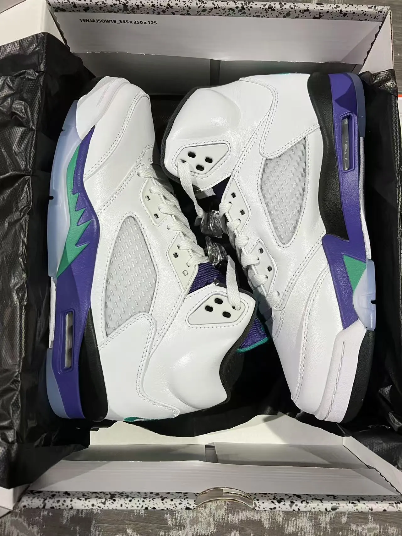 حذاء كرة السلة Air Jordan 5 أبيض بنفسجي أخضر 9