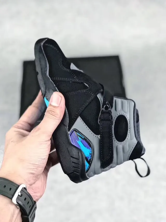 Chaussures de basketball montantes Air Jordan noir et gris à fermeture à double sangle 4