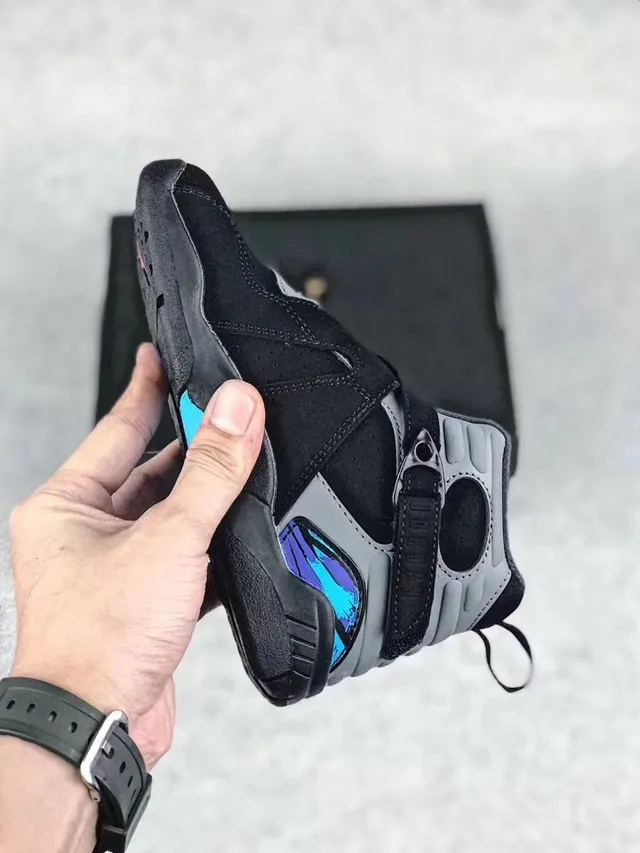 Chaussures de basketball montantes Air Jordan noir et gris à fermeture à double sangle 5
