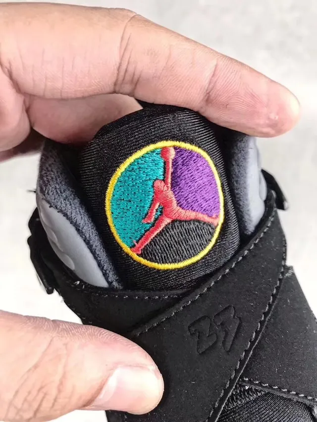 Chaussures de basketball montantes Air Jordan noir et gris à fermeture à double sangle 6