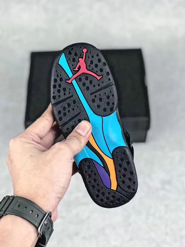 Chaussures de basketball montantes Air Jordan noir et gris à fermeture à double sangle 8