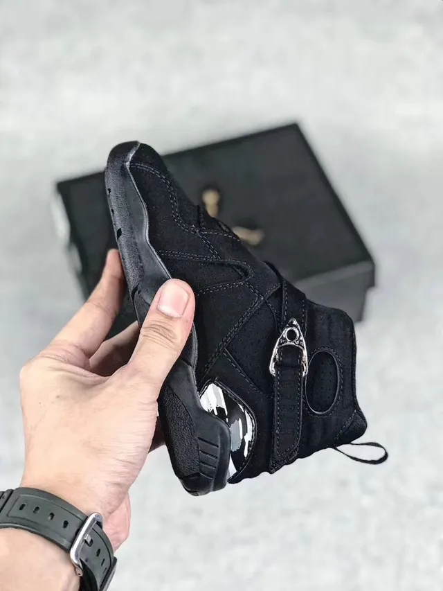 Chaussures de basketball montantes Air Jordan noir et gris à fermeture à double sangle 13