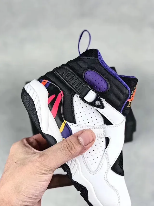 Chaussures de basketball montantes Air Jordan noir et gris à fermeture à double sangle 22