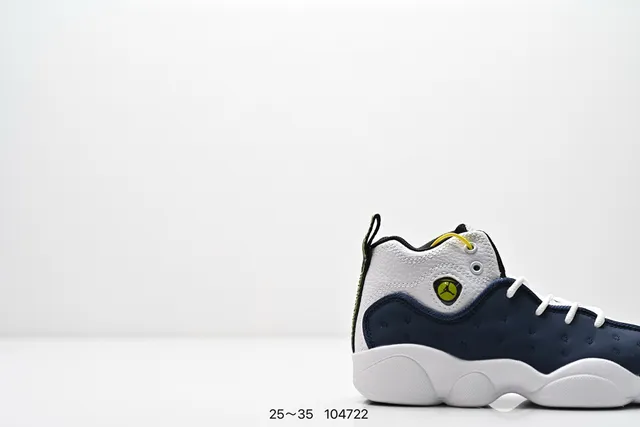 Tênis de basquete Air Jordan de cano alto com cabedal em couro perfurado preto e laranja 3