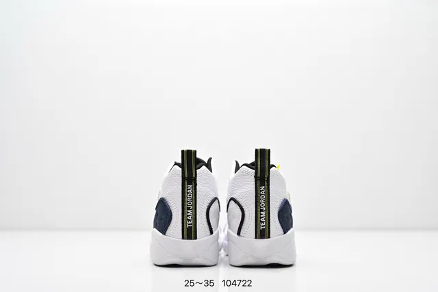 Tênis de basquete Air Jordan de cano alto com cabedal em couro perfurado preto e laranja 8