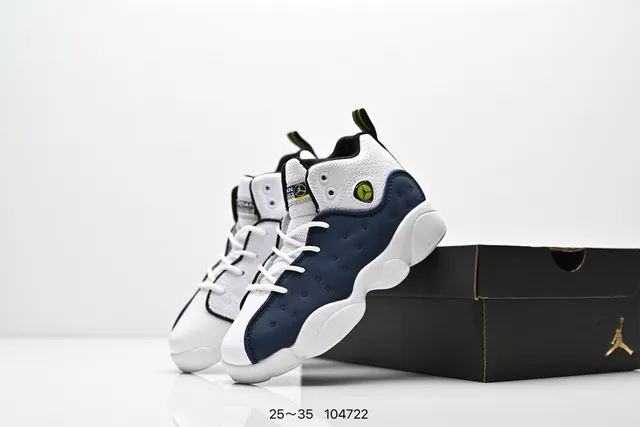 Tênis de basquete Air Jordan de cano alto com cabedal em couro perfurado preto e laranja 10