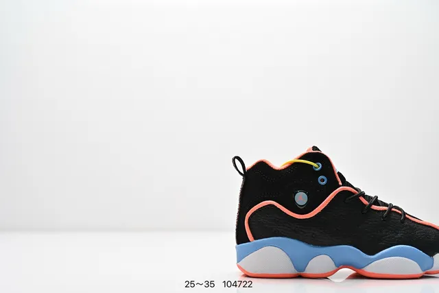 Tênis de basquete Air Jordan de cano alto com cabedal em couro perfurado preto e laranja 12