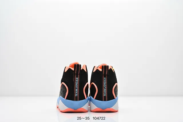 Tênis de basquete Air Jordan de cano alto com cabedal em couro perfurado preto e laranja 17