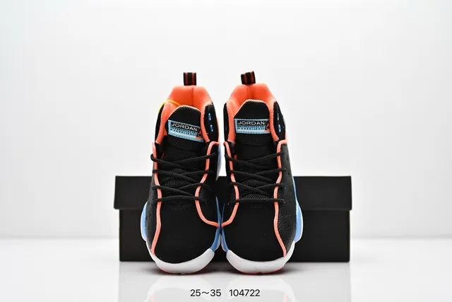 Tênis de basquete Air Jordan de cano alto com cabedal em couro perfurado preto e laranja 18