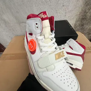 Air Jordan Legacy 312 Off-White 和 Red 篮球鞋