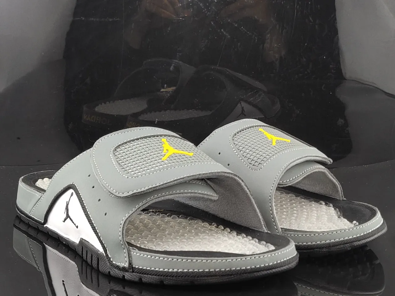 Claquettes Air Jordan Slide gris blanc jaune Jumpman 2