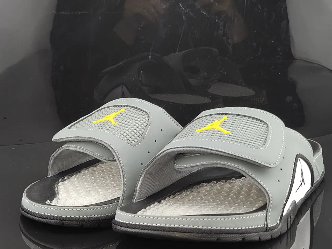 Claquettes Air Jordan Slide gris blanc jaune Jumpman 3