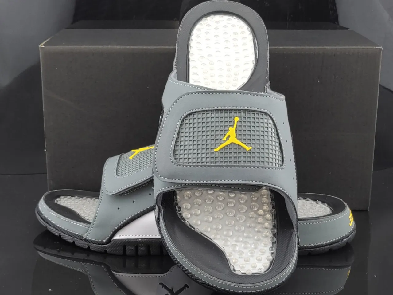 Claquettes Air Jordan Slide gris blanc jaune Jumpman 4