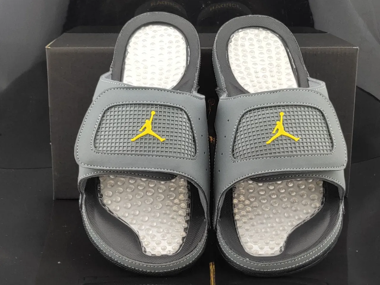 Claquettes Air Jordan Slide gris blanc jaune Jumpman 5