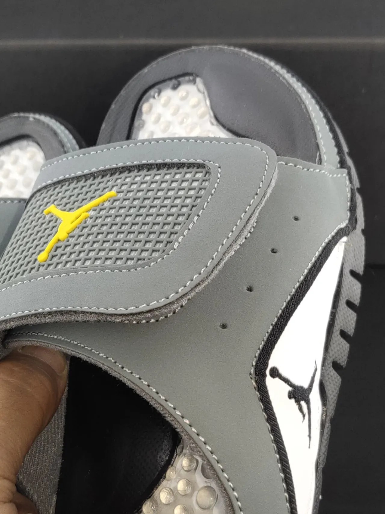 Claquettes Air Jordan Slide gris blanc jaune Jumpman 6