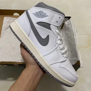 Air Jordan 白灰高帮皮革鞋面篮球鞋