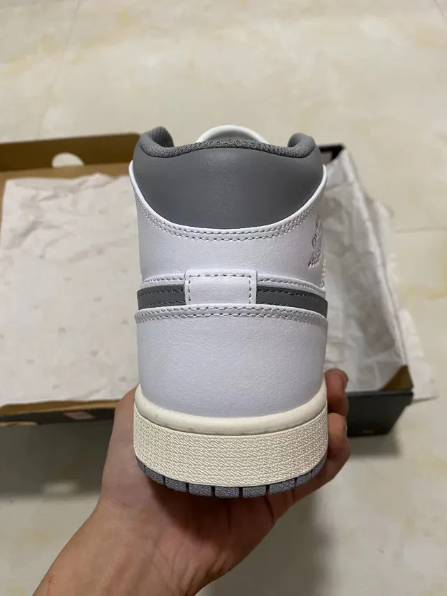 Air Jordan 白灰高帮皮革鞋面篮球鞋 6