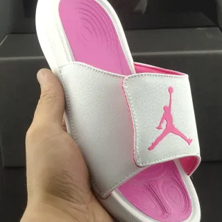 Chinelo slide Air Jordan branco e rosa de tira única com cabedal texturizado granulado