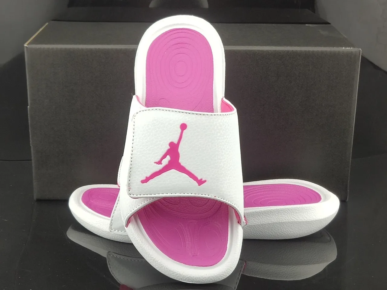Air Jordan সাদা গোলাপি সিঙ্গেল-স্ট্র্যাপ স্লাইড টেক্সচার্ড পেবলড আপার স্লিপার 2