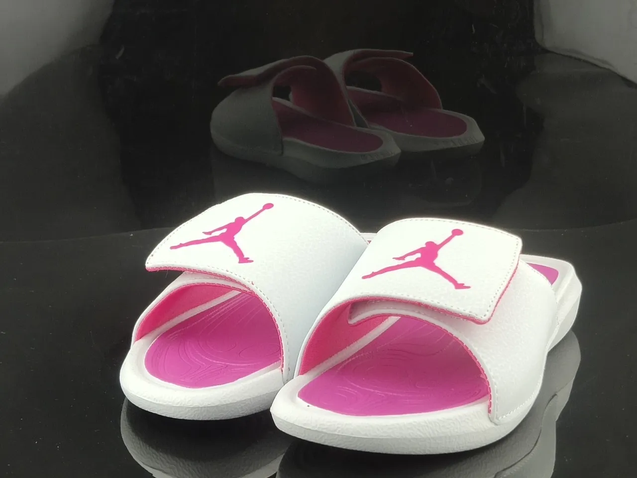 Air Jordan সাদা গোলাপি সিঙ্গেল-স্ট্র্যাপ স্লাইড টেক্সচার্ড পেবলড আপার স্লিপার 3