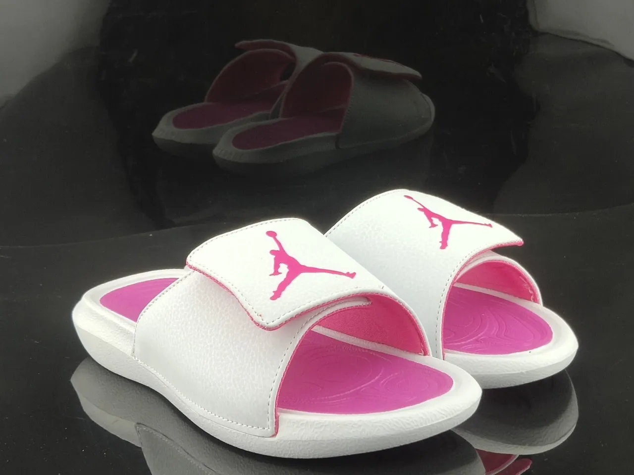 Air Jordan সাদা গোলাপি সিঙ্গেল-স্ট্র্যাপ স্লাইড টেক্সচার্ড পেবলড আপার স্লিপার 4
