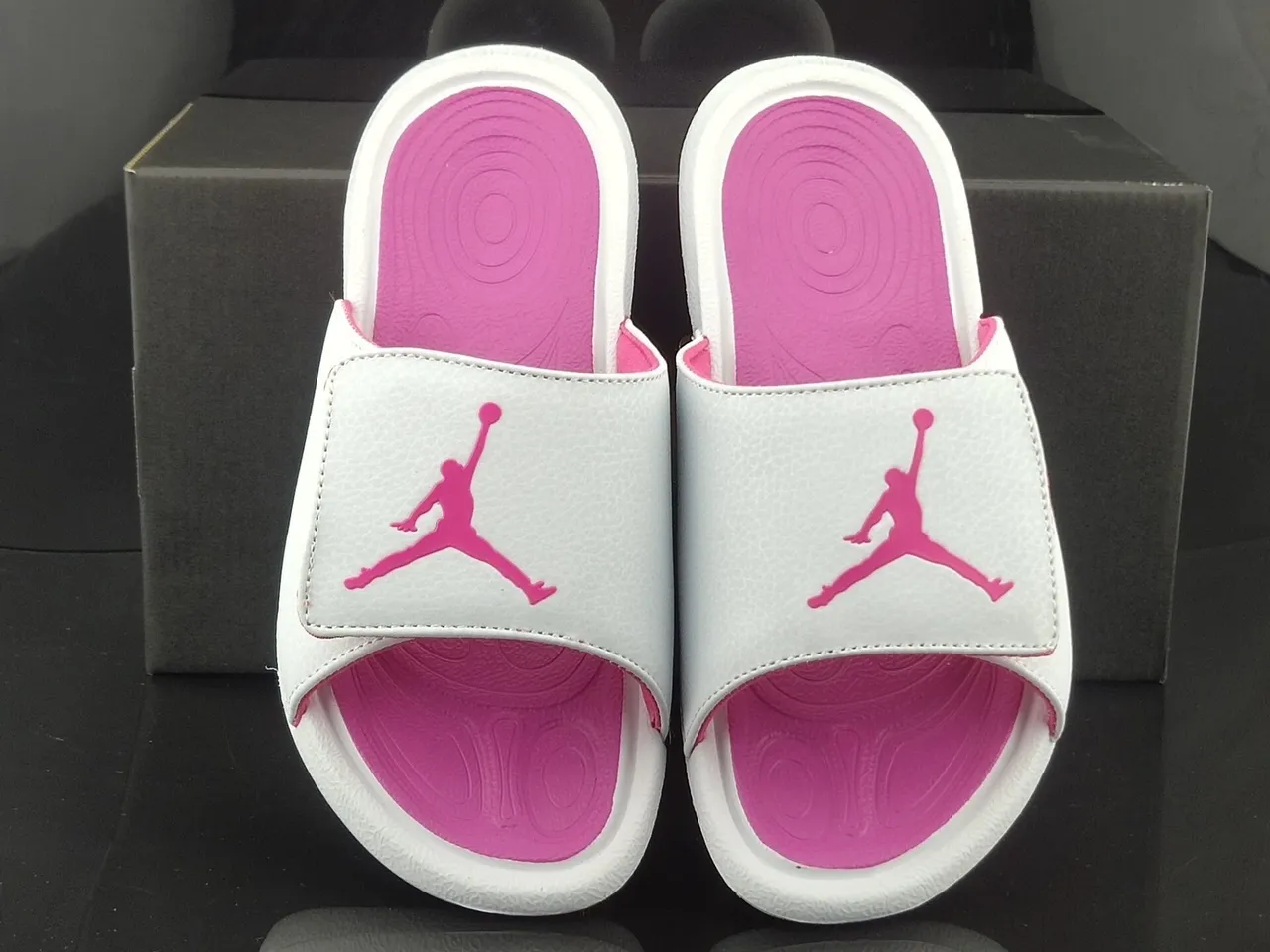 Air Jordan সাদা গোলাপি সিঙ্গেল-স্ট্র্যাপ স্লাইড টেক্সচার্ড পেবলড আপার স্লিপার 5
