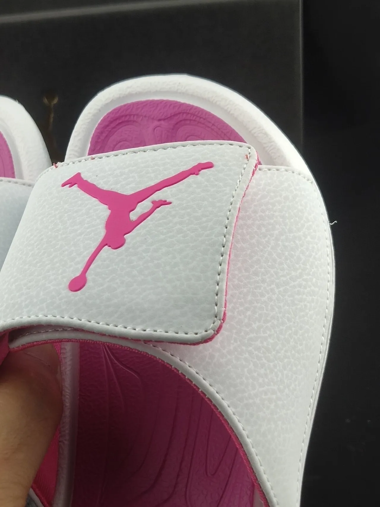 Air Jordan সাদা গোলাপি সিঙ্গেল-স্ট্র্যাপ স্লাইড টেক্সচার্ড পেবলড আপার স্লিপার 6
