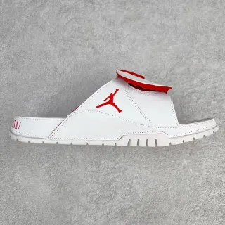Chinelos Air Jordan branco e vermelho com cabedal tipo couro e logo Jumpman