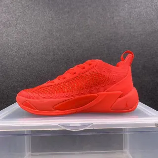 Air Jordan XXXVIII লাল এবং সোনালী একরঙা নিট আপার স্কাল্পটেড রাবারলেস মিডসোল বাস্কেটবল জুতো
